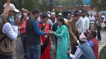 कांग्रेस महाधिवेशनमा मत माग्ने शैली : रोबोटदेखि मस्कटको पोशाकसम्म [भिडियो]