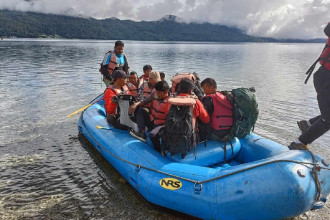 डुंगा चढेर रमाउँछन् रारा पुगेका पर्यटक