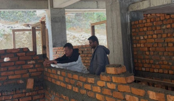 सम्झौता बिपरीतका इँटा प्रयोग गरेपछि प्रशासनिक भवनको पर्खाल भत्काइयो