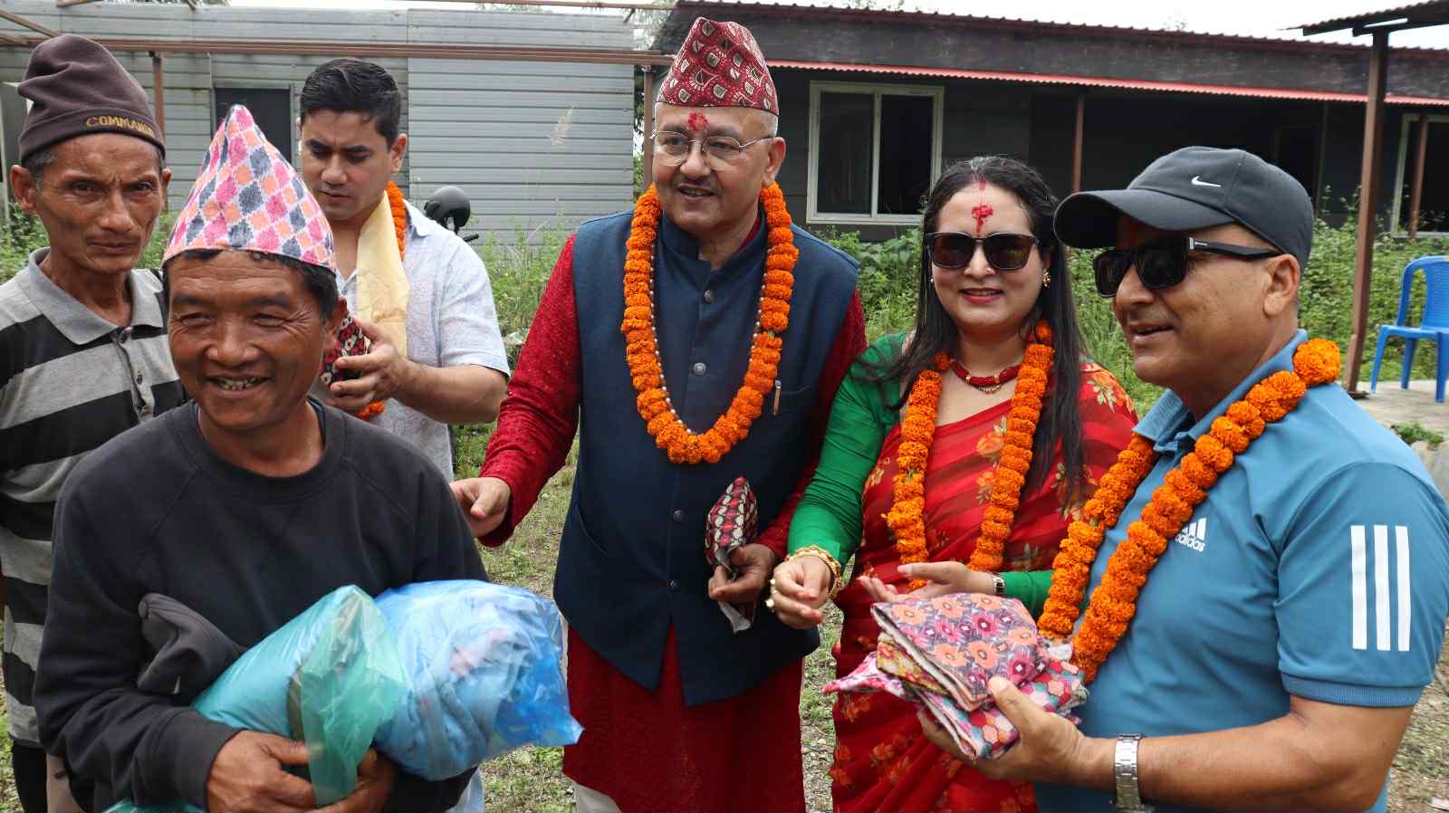 प्रसिद्ध ज्योतिष अधिकारीले चेपाङ बस्तीमा बाँडे राहत