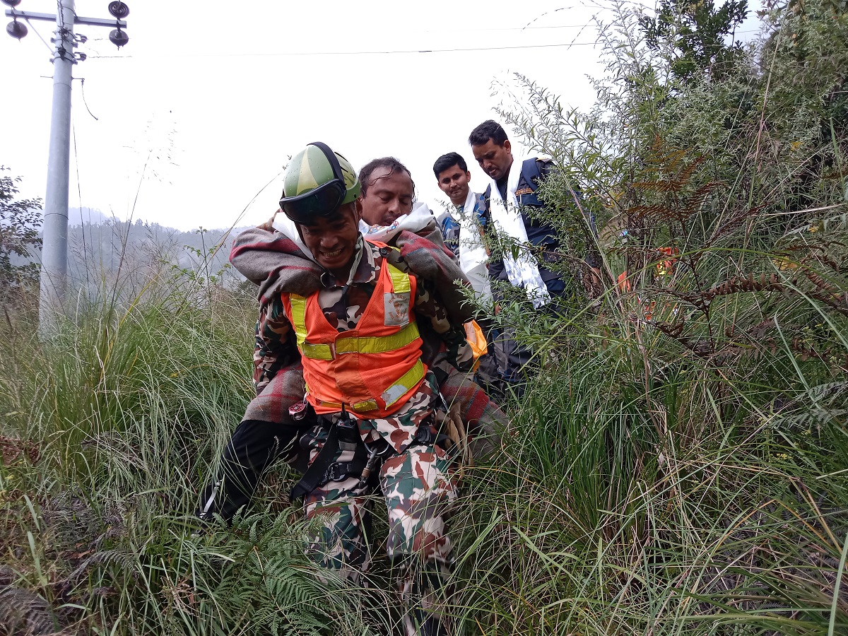 खोँचमा खसेका शिक्षकको सकुशल उद्धार