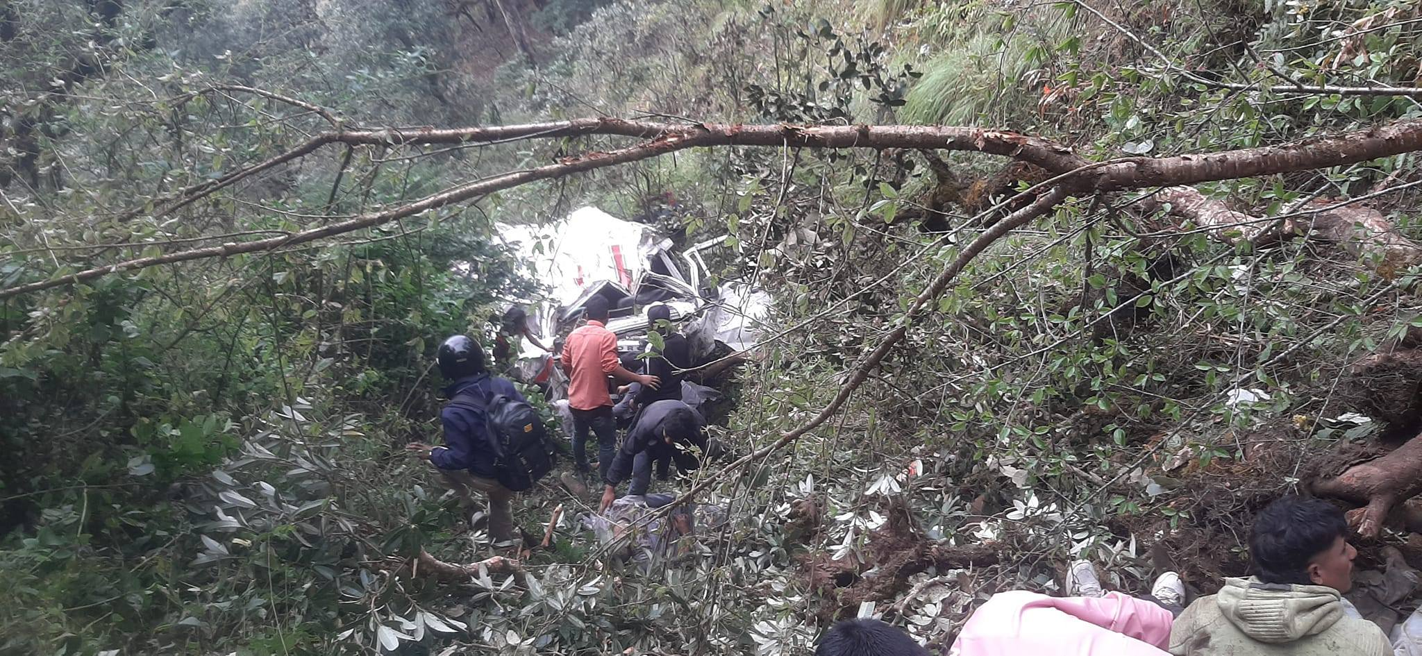 सुर्खेतमा गाडी दुर्घटना हुँदा तीन जनाको मृत्यु, २४ जना घाइते