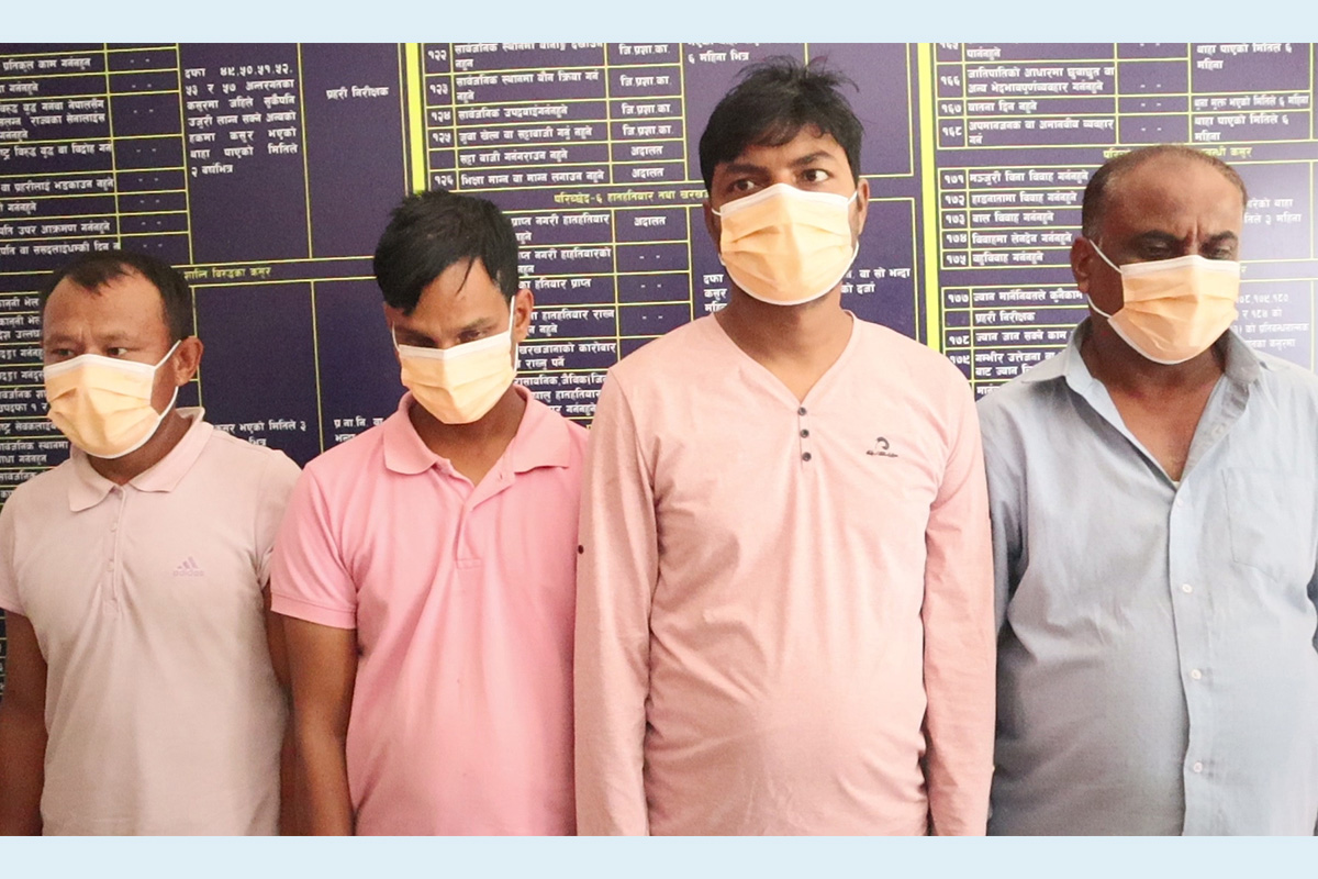 ५० लाखको खानेतेल चोरी गर्ने ४ जना सार्वजनिक