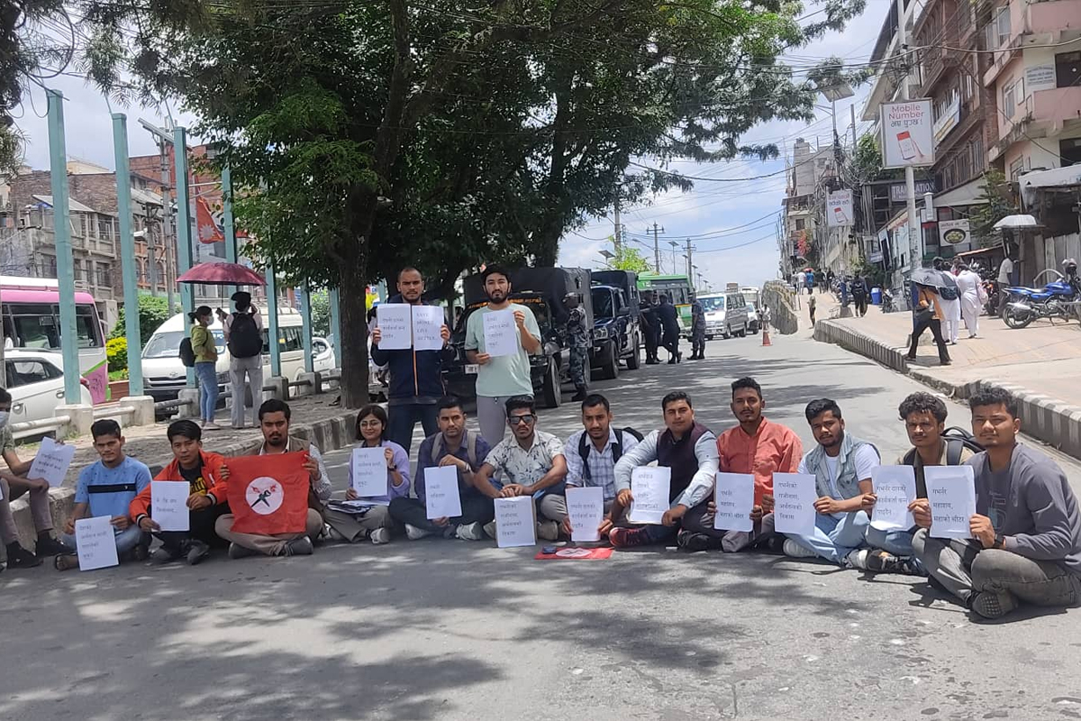 गभर्नरविरुद्ध माईतीघरमा नेविसंघको धर्ना