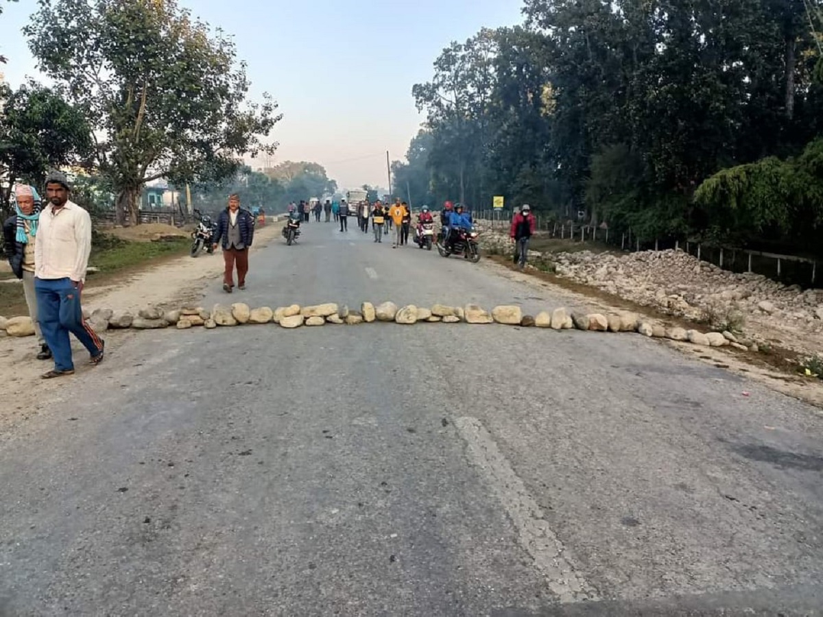 जीपको ठक्करबाट एक जनाको मृत्यु, पूर्वपश्चिम राजमार्ग अवरुद्ध