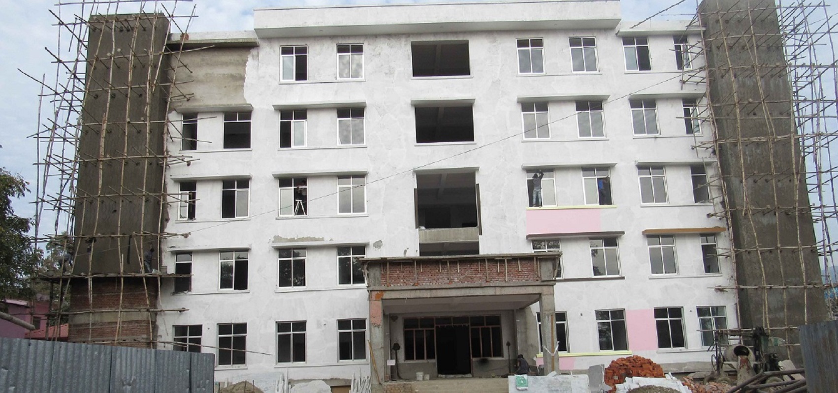 दुई तलामाथिबाट हाम्फालेर भागे अदालत पुर्‍याइएका थुनवा