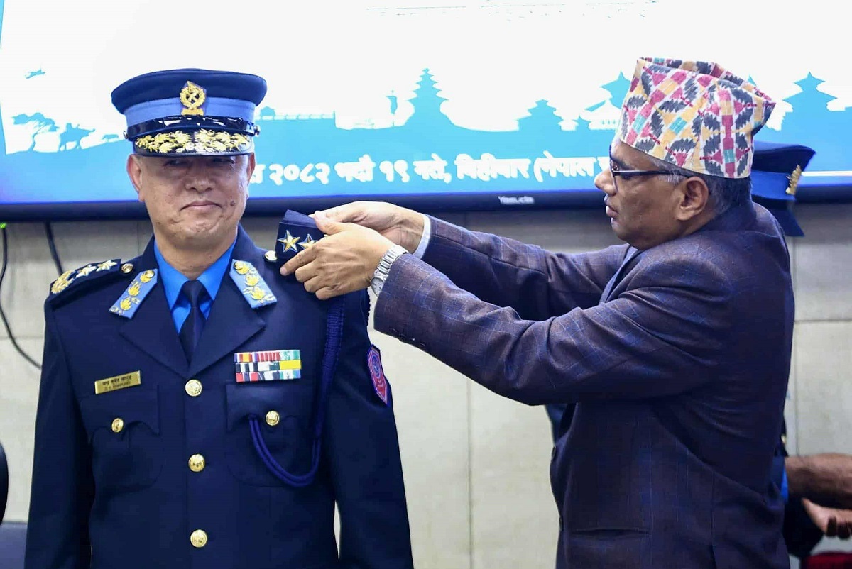 नवनियुक्त आइजीपी चन्द्रकुबेर खापुङले पाए दर्ज्यानी चिन्ह