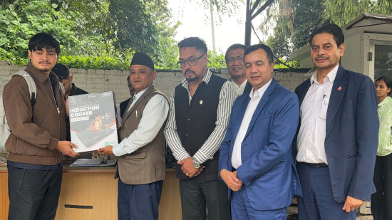 लोपोन्मुख आदिवासी जनजाति र दलित विद्यार्थीका लागि वैकल्पिक ऊर्जाले बाँड्यो  इन्डक्सन चुलो