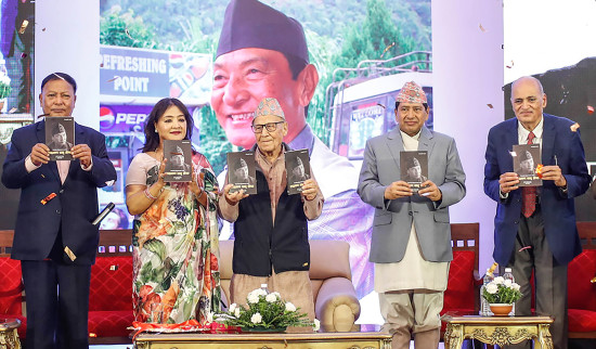 केबुलकार भित्र्याउनेको जीवनमा आधारित ‘लक्ष्मणबाबु श्रेष्ठ’ पुस्तक विमोचन