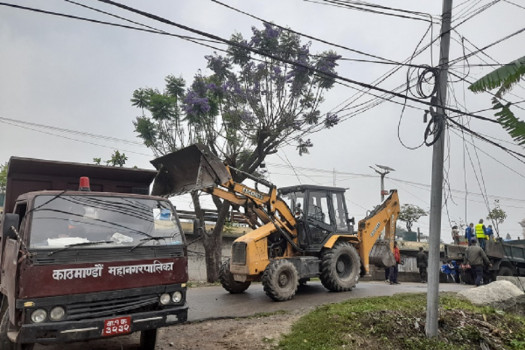 सिंहदरबार अगाडिका अवैध संरचनामा चल्यो महानगरको डोजर