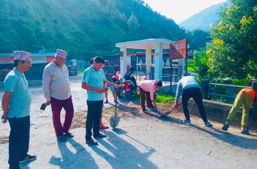 सार्वजनिकस्थल सफाइ अभियानमा जुटे स्थानीय