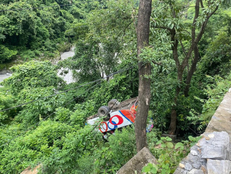 पृथ्वीराजमार्गको ऐनापहरामा बस दुर्घटना