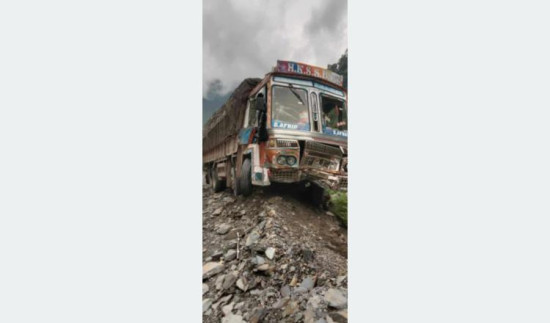 नारायणगढ-मुग्लिन सडकखण्डमा ट्रकमा ढुङ्गा खस्दा तीन जना घाइते