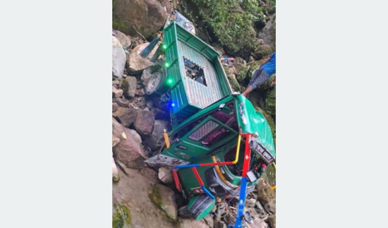 'अटो' दुर्घटना हुँदा एकको मृत्यु, ११ घाइते