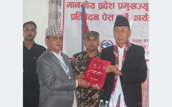 प्रदेश लोकसेवा आयोगद्वारा कोशी प्रदेश प्रमुख खापुङ समक्ष प्रतिवेदन हस्तान्तरण