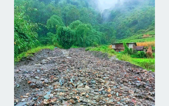 बाढीले मध्यपहाडी लोकमार्गको बुर्तिबाङ–पूर्वी रुकुम खण्ड अवरुद्ध