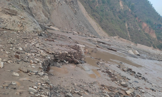 बाढीपहिरोले क्षत विक्षत बीपी राजमार्ग