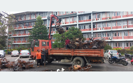 भारी उपकरणको सहयोगमा सिंहदरबार भित्रका जलेका सवारी हटाइँदै