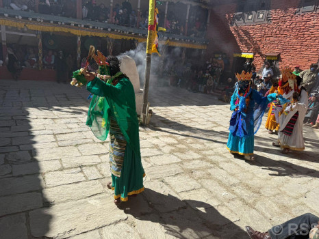 शान्ति र स्थिरताको कामना गर्दै ‘ध्योक्योप’ देव नृत्य प्रदर्शन