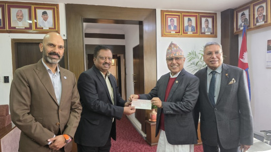 भौतिक पूर्वाधार पुनर्निर्माण कोषमा नेपाल लाइफद्वारा  डेढ करोड सहयोग