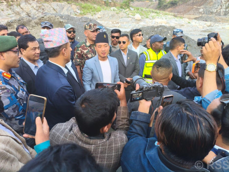 गृहमन्त्री गुरुङद्वारा क्षतिग्रस्त बिपी राजमार्गको अवलोकन, विपत्तिमा ‘हेलीबाट’ उद्धार गर्न निर्देशन