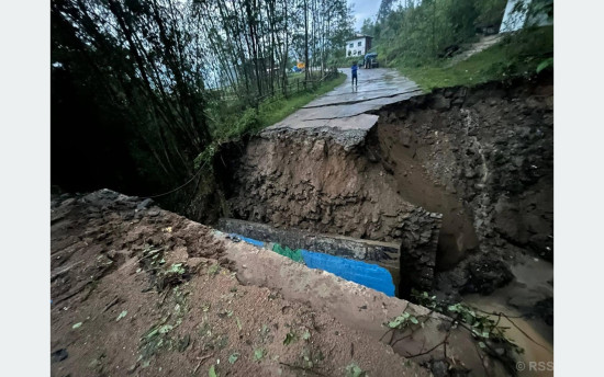 पुल बगाउँदा भोजपुर–चखेवा सडक बन्द