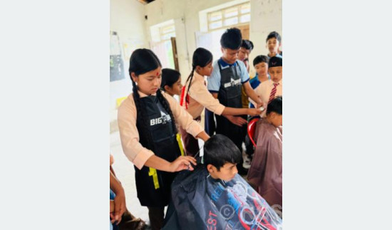 विद्यार्थीलाई सीप सिकाउन कपाल काट्ने तालिम दिइँदै