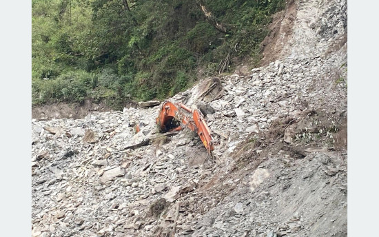 पहिरोले डोजर पुर्दा चालकको मृत्यु