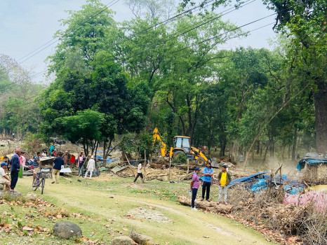कैलालीमा वन अतिक्रमण गरेर बनाइएका टहरामा चल्यो डोजर