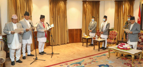 तीन मन्त्रीले लिए शपथ