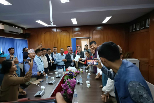 त्रियुगा पुल निर्माण सम्पन्न गर्न भौतिक पूर्वाधार मन्त्रीसँग माग