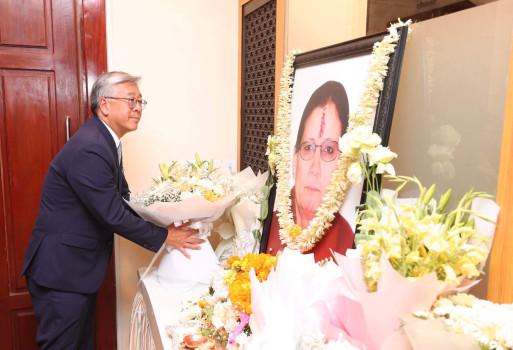 अमेरिकी सहायक विदेशमन्त्री लुद्वारा प्रधानमन्त्री पत्‍नीप्रति श्रद्धाञ्‍जली अर्पण
