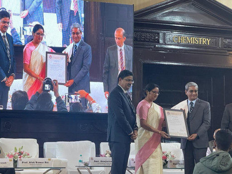 कांग्रेस नेता लेखकलाई लखनउ विश्वविद्यालयको विशिष्ट सम्मान