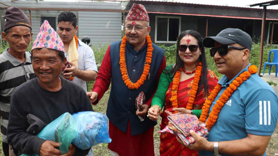 प्रसिद्ध ज्योतिष अधिकारीले चेपाङ बस्तीमा बाँडे राहत