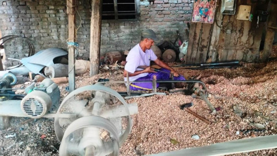 पुर्ख्यौली सीप जोगाइरहेका गंगारामलाई आत्मनिर्भर बन्न अनुदानको आश