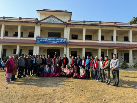 काव्य खतिवडाद्वारा सिन्धुलीको चण्डेश्वरी माविको लाइब्रेरीका लागि सहयोग