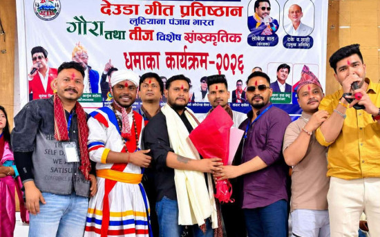 डेउडा गायक सुरेन्द्रद्वारा संकलित ३२ हजार रकम  बाढीपीडितलाई सहयोग