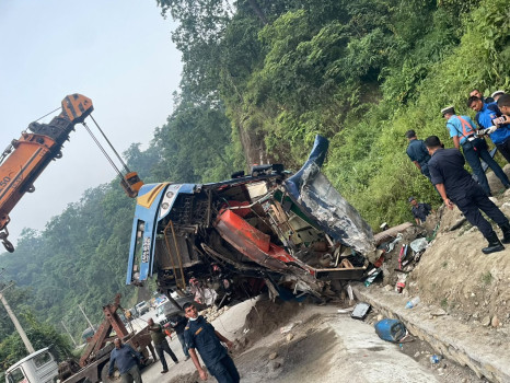 नवलपरासी पूर्वमा बस दुर्घटना हुँदा ६ जनाको मृत्यु