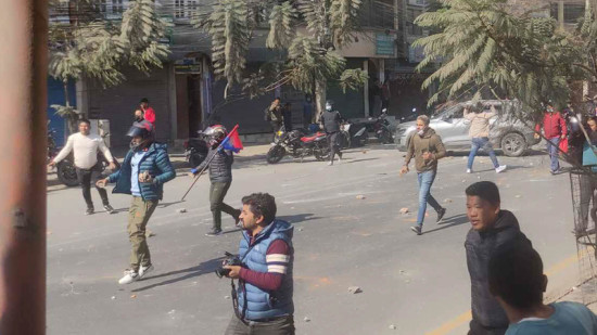 दुर्गा प्रसाईं समूह र युवा संघका कार्यकर्ताबीच ढुंगा हानाहान