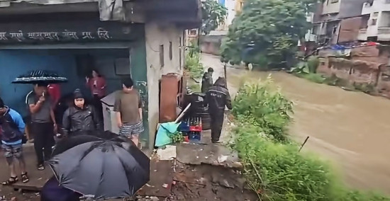 बल्खु खोलाको बाढीले किनारका घर जोखिममा, २० जनालाई सारियो