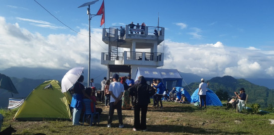 भ्युटावरबाट दृश्यावलोकन गर्दै आन्तरिक पर्यटक
