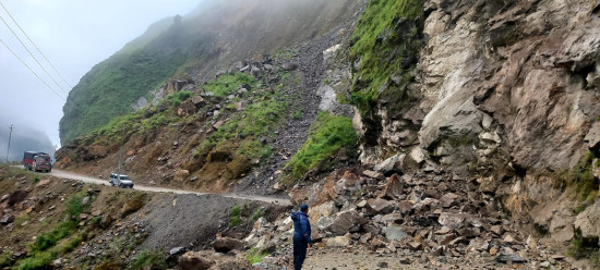 वर्षाका कारण देशभरका यी आठ राजमार्ग पूर्ण रूपमा अवरुद्ध