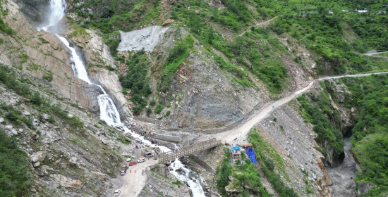 लेदोसहितको पहिरोले जोमसोम–कोरला सडक पूर्ण रूपमा अवरुद्ध