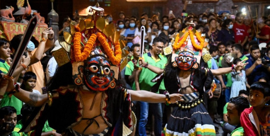 मध्यरातको परवाह नगरी मध्यपुरमा नाचिरहे भैरव