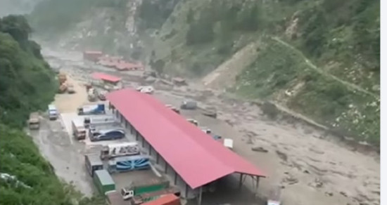 रसुवामा बाढीले नेपाल-चीन जोड्ने मितेरी पुल बगायो, बन्दरगाहका गाडी समेत बगे