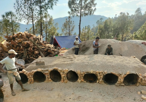 कालोपत्रेका लागि प्रिमिक्स तयारी गर्दै कामदार