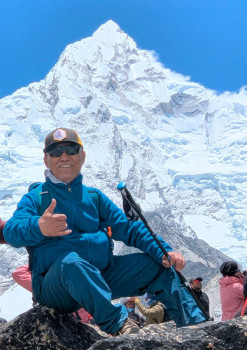 सगरमाथा चढ्दै कांग्रेस महामन्त्री विश्वप्रकाश शर्मा 