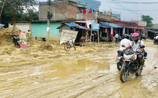 हिलो सडकका कारण सवारी सञ्चालनमा सास्ती