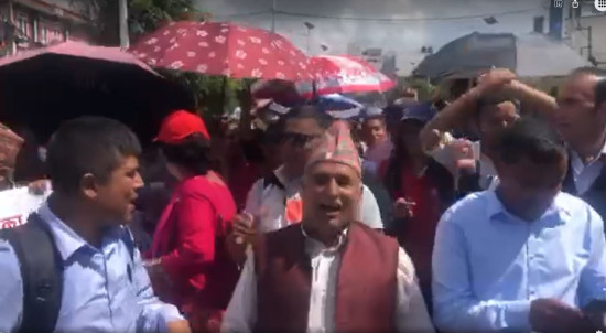 सडकमा शिक्षकको नाचगान: बल्ल पर्‍यो यो सरकार शिक्षकको जालैमा