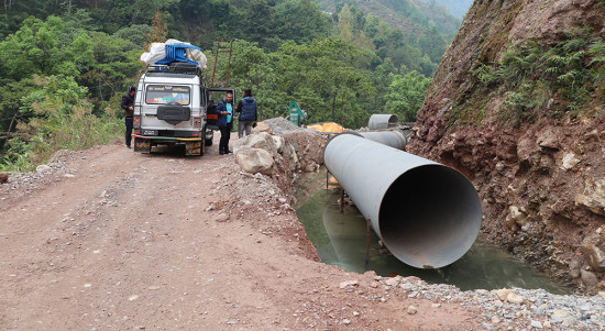 सडक किनारमा हाइड्रोका पाइप